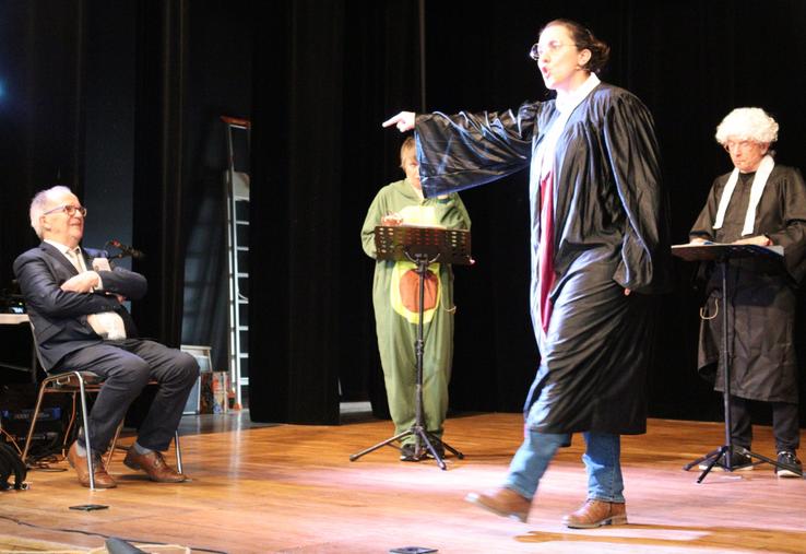 En ouverture, la compagnie de théâtre Tila Impro a fait le procès de Clément Drugeot. Un procès évidemment humoristique, qui a conquis le public.