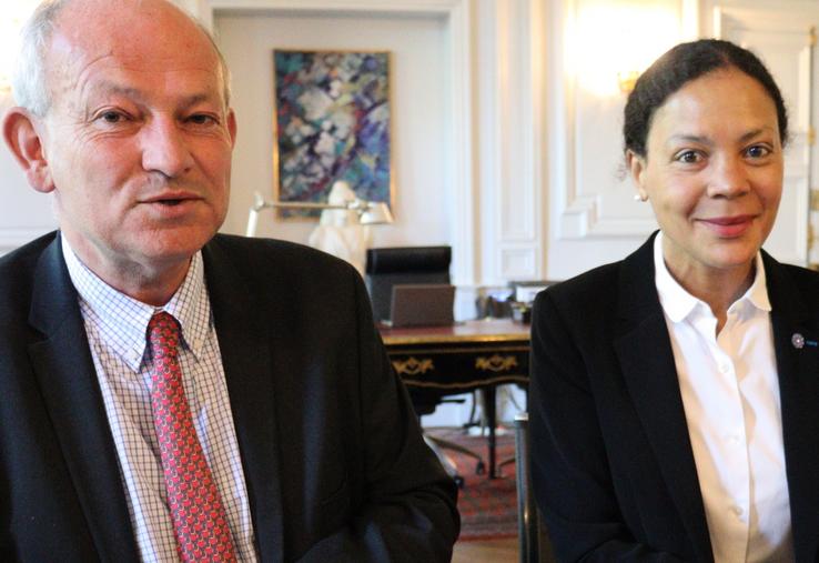 Patrick de Ferrière, président de la Fédération des chasseurs de la Mayenne, et Nadège Baptista, préfète de la Mayenne, ont officialisé le nouveau Schéma départemental de gestion cynégétique de la Mayenne 2026-2032.