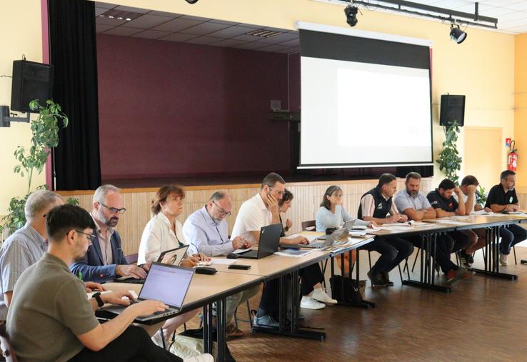 Deux réunions d'information se sont tenues le 2 juillet, à l'initiative de la FDSEA, JA et la Chambre d'agriculture. La première s'est déroulée à Chantrigné et la deuxième à Loiron (photo en bas à droite).