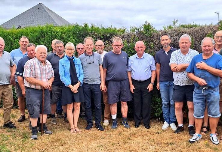 Autour de Claude Charon (au centre), une vingtaine de bénévoles se sont réunis pour la photo prise à Chemazé, mercredi dernier. À droite, Guillaume Lancelin, responsable FDSEA du canton de Château-Gontier.