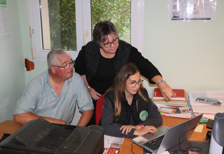 Les déplacements dans les bureaux des fermes mayennaises est une priorité du nouveau service Agri'Admin 53. Ce dernier est assuré par deux assistantes polyvalentes, Angélina Bréault (debout) et Mélina Marcadé.